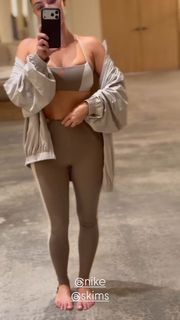 Kim Kardashian feet photo thumbnail