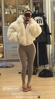 Kim Kardashian feet photo thumbnail