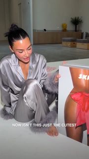 Kim Kardashian feet photo thumbnail