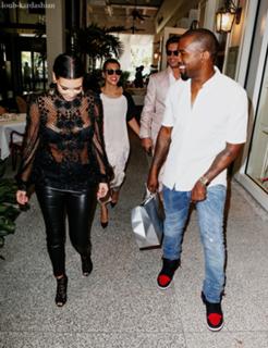 Kim Kardashian feet photo thumbnail