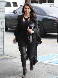 Kim Kardashian feet photo thumbnail