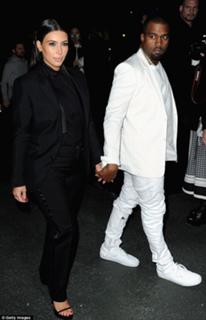 Kim Kardashian feet photo thumbnail