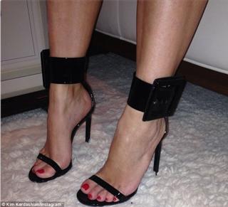 Kim Kardashian feet photo thumbnail