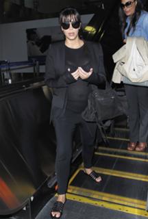 Kim Kardashian feet photo thumbnail