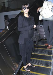 Kim Kardashian feet photo thumbnail