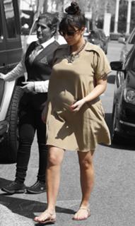 Kim Kardashian feet photo thumbnail