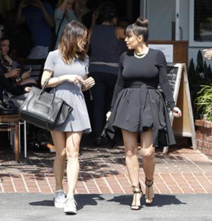 Kim Kardashian feet photo thumbnail