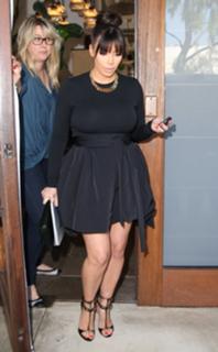Kim Kardashian feet photo thumbnail