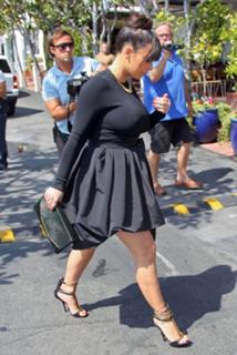 Kim Kardashian feet photo thumbnail