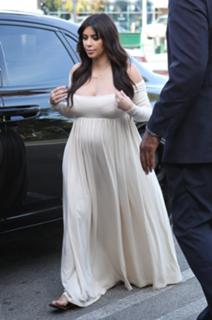 Kim Kardashian feet photo thumbnail