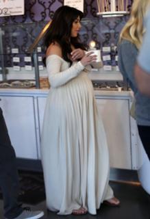 Kim Kardashian feet photo thumbnail