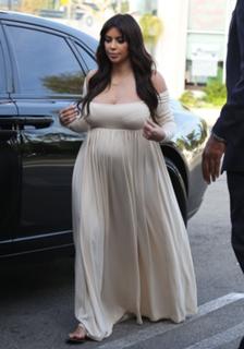 Kim Kardashian feet photo thumbnail