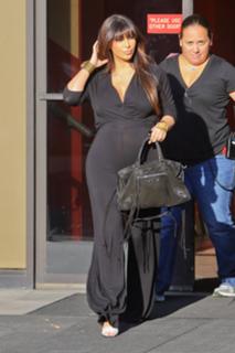 Kim Kardashian feet photo thumbnail