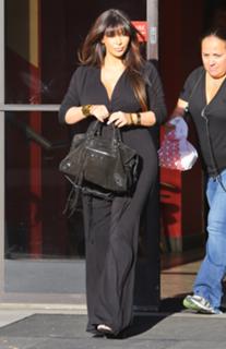 Kim Kardashian feet photo thumbnail