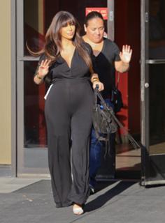 Kim Kardashian feet photo thumbnail