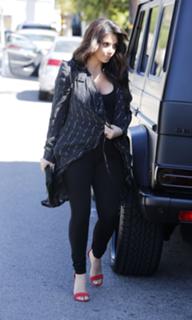 Kim Kardashian feet photo thumbnail