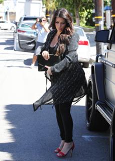 Kim Kardashian feet photo thumbnail