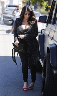 Kim Kardashian feet photo thumbnail