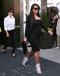 Kim Kardashian feet photo thumbnail
