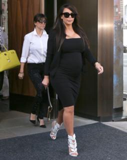 Kim Kardashian feet photo thumbnail