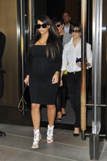 Kim Kardashian feet photo thumbnail
