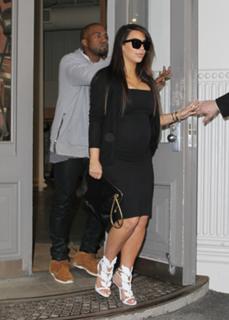 Kim Kardashian feet photo thumbnail