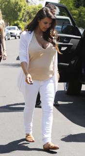 Kim Kardashian feet photo thumbnail