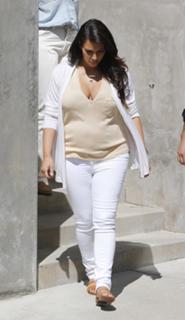 Kim Kardashian feet photo thumbnail