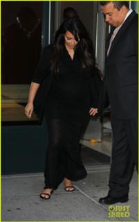 Kim Kardashian feet photo thumbnail