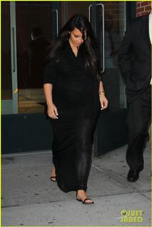 Kim Kardashian feet photo thumbnail