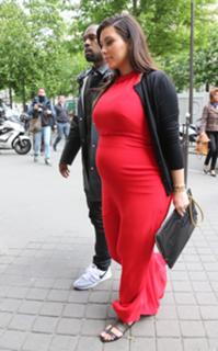 Kim Kardashian feet photo thumbnail