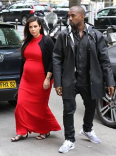 Kim Kardashian feet photo thumbnail