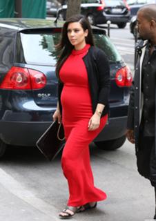 Kim Kardashian feet photo thumbnail