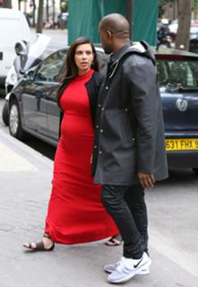 Kim Kardashian feet photo thumbnail