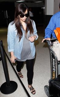 Kim Kardashian feet photo thumbnail