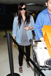 Kim Kardashian feet photo thumbnail