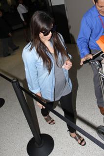 Kim Kardashian feet photo thumbnail