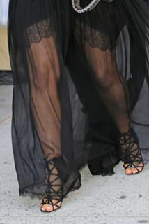 Kim Kardashian feet photo thumbnail