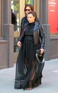 Kim Kardashian feet photo thumbnail