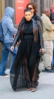 Kim Kardashian feet photo thumbnail