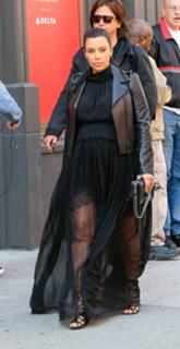 Kim Kardashian feet photo thumbnail