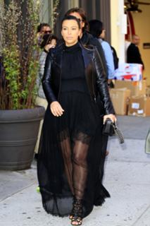 Kim Kardashian feet photo thumbnail