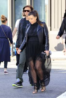 Kim Kardashian feet photo thumbnail