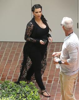 Kim Kardashian feet photo thumbnail