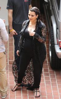 Kim Kardashian feet photo thumbnail