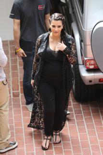 Kim Kardashian feet photo thumbnail