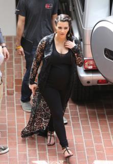 Kim Kardashian feet photo thumbnail