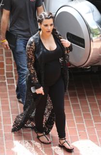 Kim Kardashian feet photo thumbnail