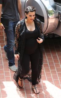 Kim Kardashian feet photo thumbnail