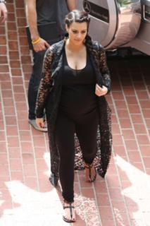 Kim Kardashian feet photo thumbnail